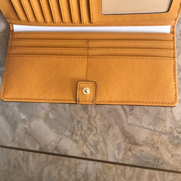 Micheal Kors bifold 🛍 - Picture 3 of 5